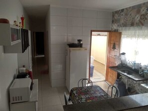 Geladeira, micro-ondas, cooktop, liquidificador