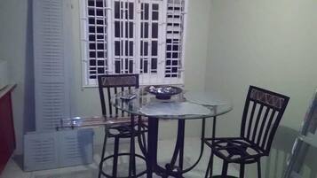 Nhà liên kế, 2 phòng ngủ | Khu vực ăn uống tại phòng