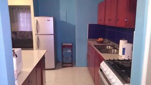 Casa de ciudad, 2 habitaciones | Cocina privada | Cafetera y tetera, refrigerador, microondas y horno