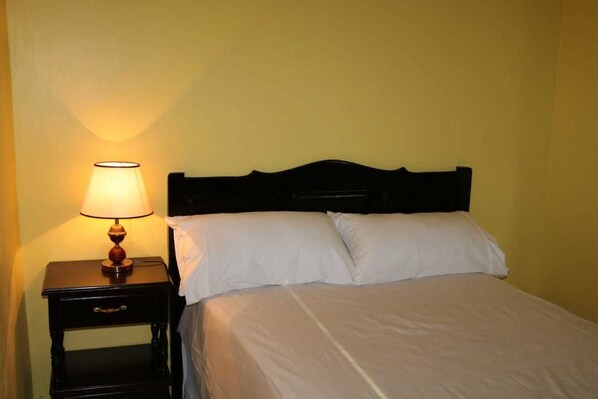 Maison en rangée, 2 chambres | Fer et planche à repasser, accès au Wi-Fi (inclus), literie fournie