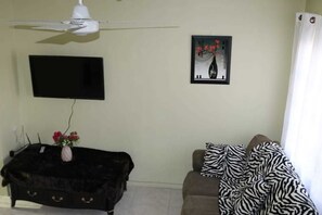 Maison en rangée, 2 chambres | Salle de séjour | Téléviseur connecté de 40 po avec télévision par câble, téléviseur