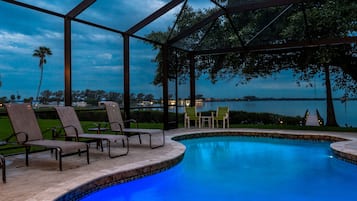 Een verwarmd zwembad