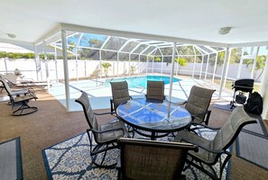 Outdoor dining - ⚓Sea Salt Retreat! Private pool home in Bradenton just 5 miles from Anna Maria!⚓🌅 (Bradenton)