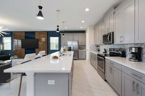 Een koelkast, een magnetron, een oven, een kookplaat