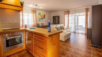 Een koelkast, een magnetron, een vaatwasser