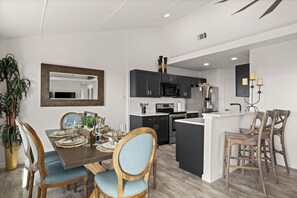 Dining - Lake Travis Premium - Austin Views with Great Reviews (Austin)