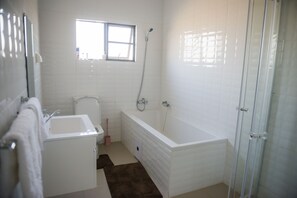 Standard Room, 1 Queen Bed, Non Smoking | Bathroom
