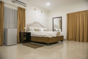 Escritorio, tabla de planchar con plancha, wifi gratis y ropa de cama 