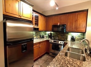 Frigorífico, microondas, horno y placa de cocina