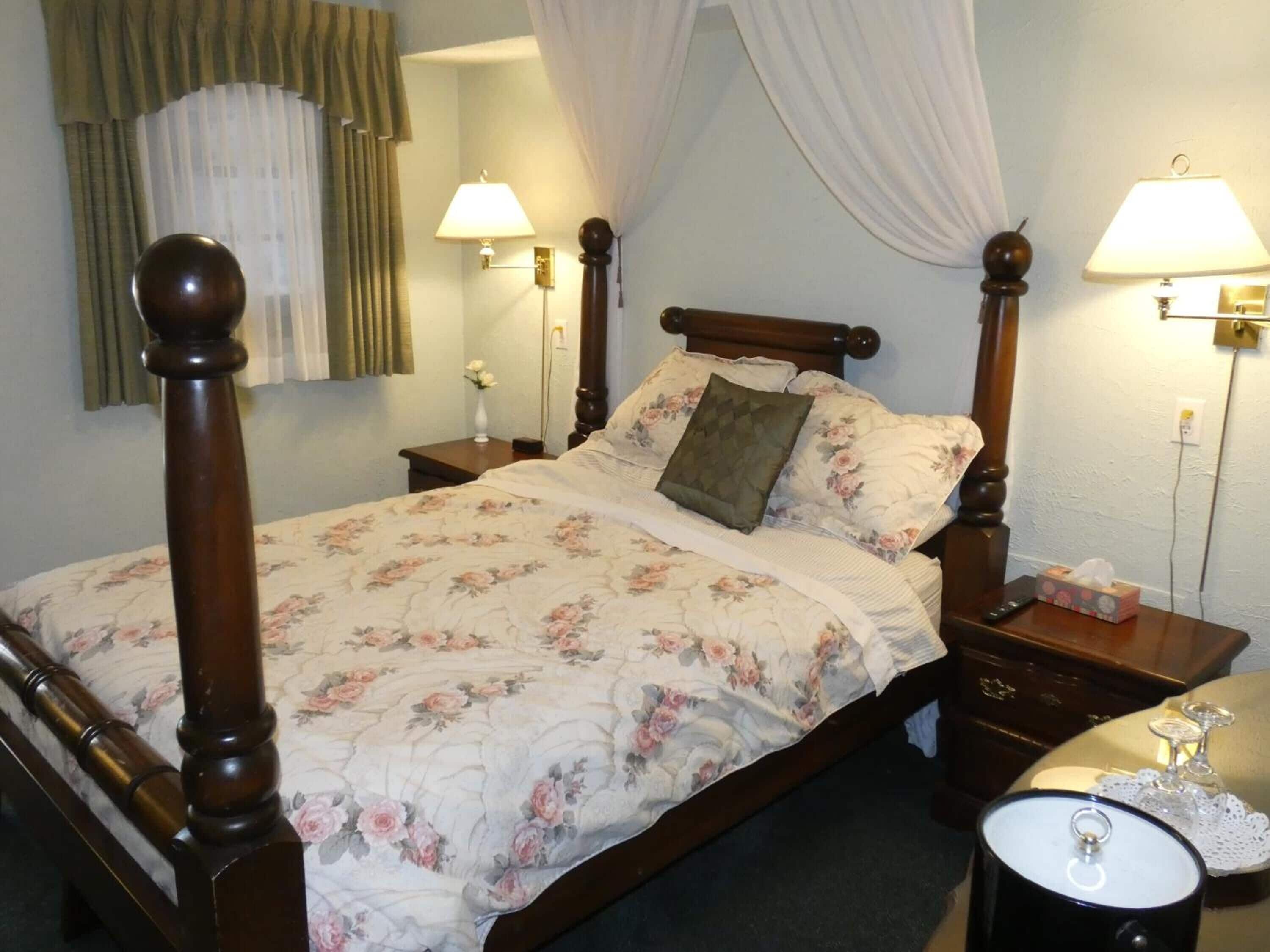 Minibar, truy cập Internet không dây miễn phí, bộ trải giường 