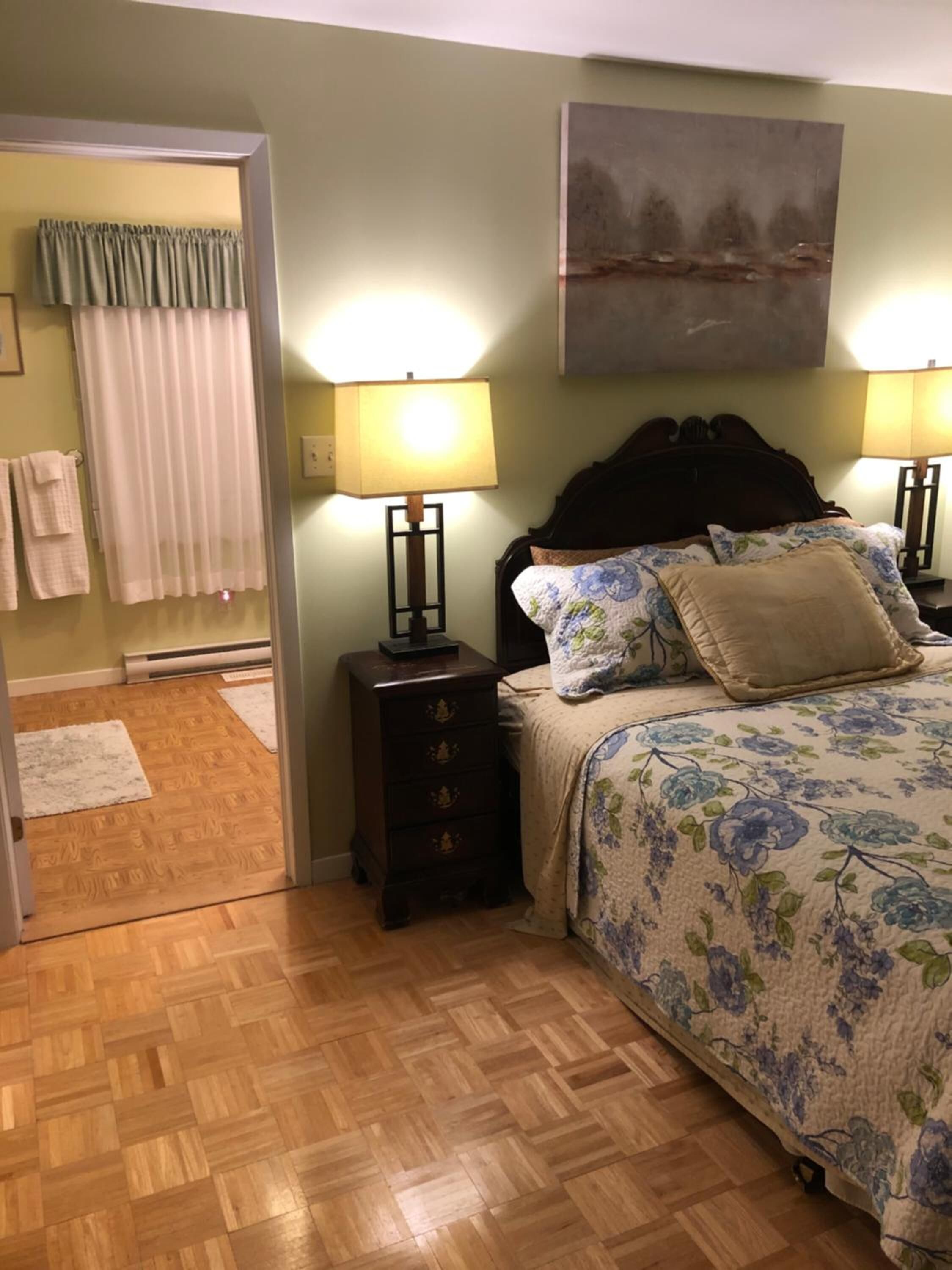 Minibar, free WiFi, bed sheets