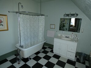 Bathtub dan handuk