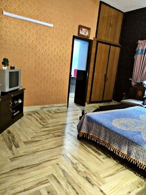 1 bedroom, WiFi - Stay Happily in an airy, beautiful,and peaceful room.  (Lahore)