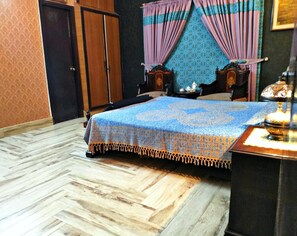 1 bedroom, WiFi - Stay Happily in an airy, beautiful,and peaceful room.  (Lahore)