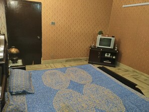 1 bedroom, WiFi - Stay Happily in an airy, beautiful,and peaceful room.  (Lahore)