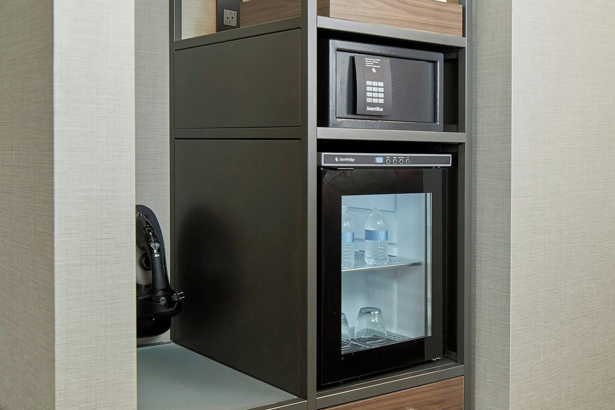 Premium bedding, in-room safe, desk, laptop workspace
