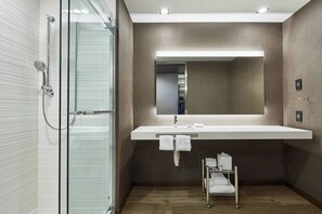 Eenvoudige kamer, 1 kingsize bed met slaapbank | Badkamer | Een douche, gratis toiletartikelen, een haardroger, badjassen