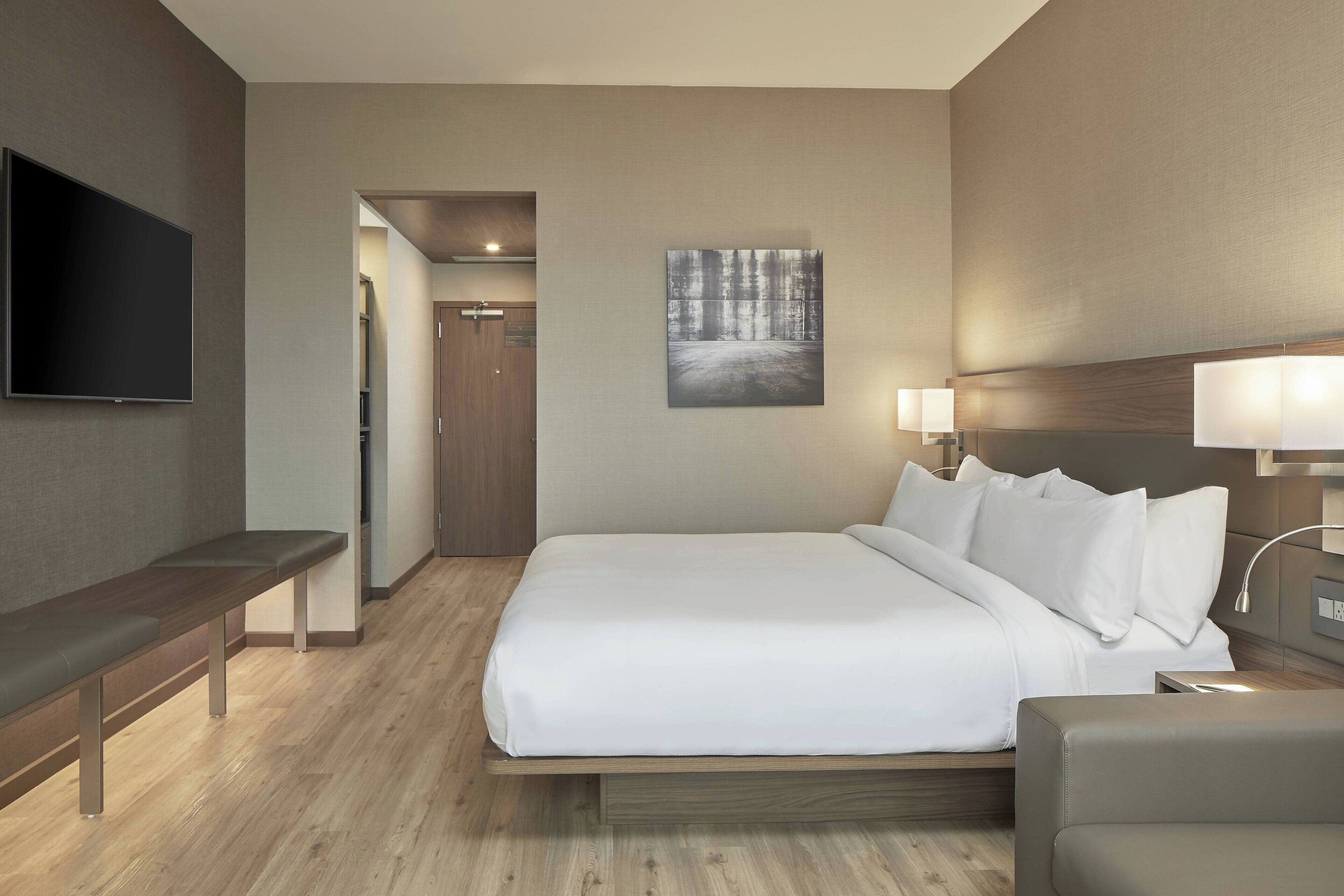 高級寢具、客房內保險箱、書桌、筆電工作空間