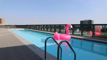 季節性室外泳池;15:30 至 22:00 開放;泳池傘