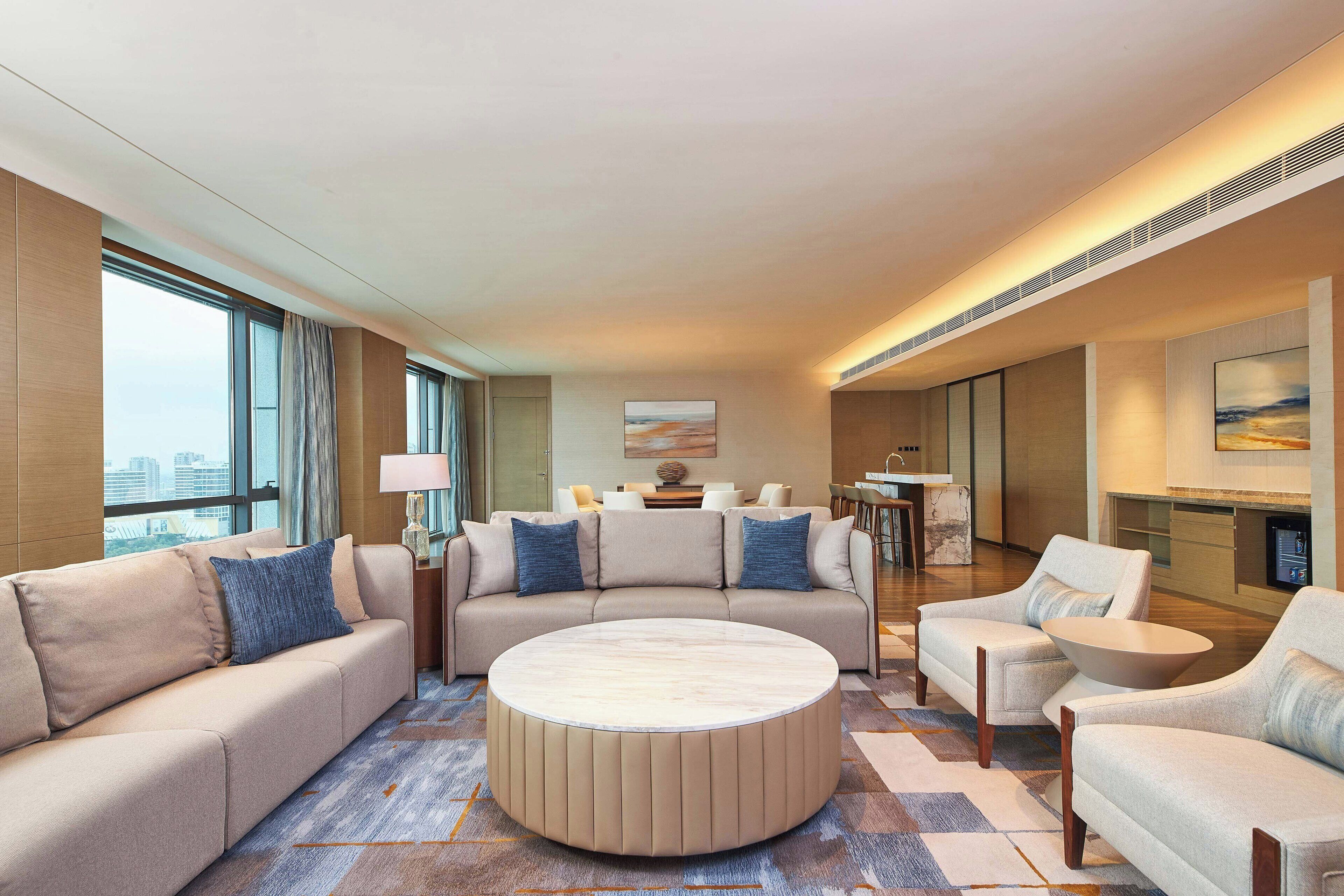 Executive Suite, 1 Bedroom, River View | Living room | Flat-screen TV