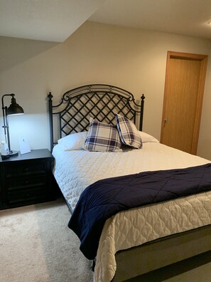 5 bedrooms, iron/ironing board, WiFi, bed sheets