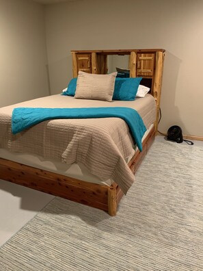 5 bedrooms, iron/ironing board, WiFi, bed sheets