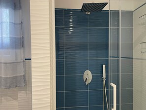 Shower, hair dryer, bidet, towels