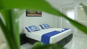 Family Room | Bathroom | Shower, rainfall showerhead, free toiletries, towels - Hostal Alto De La Montaña (Santa Marta)