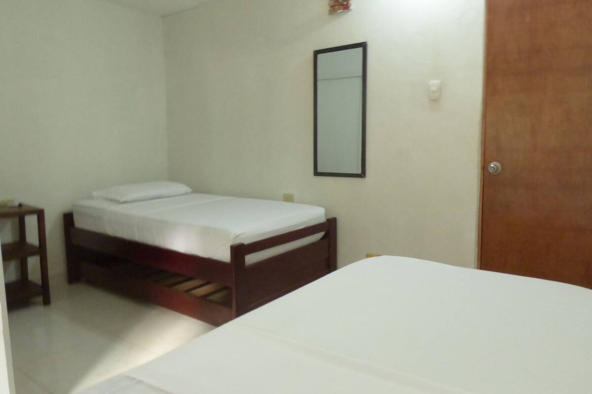 家庭三人房 | 埃及棉床單、高級寢具、羽絨被、Select Comfort 床墊