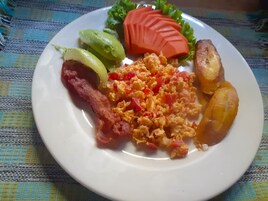 Café da manhã feito na hora todos os dias mediante uma taxa