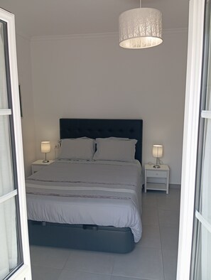 1 Schlafzimmer, Schreibtisch, schallisolierte Zimmer