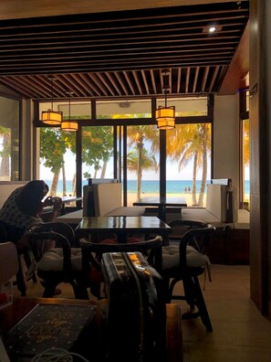 Lobby lounge - Bayside Inn (Tela)