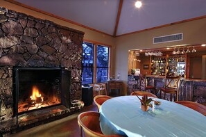 提供早餐、午餐和晚餐