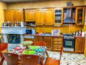 Een koelkast, een microgolfoven, een oven, een kookplaat