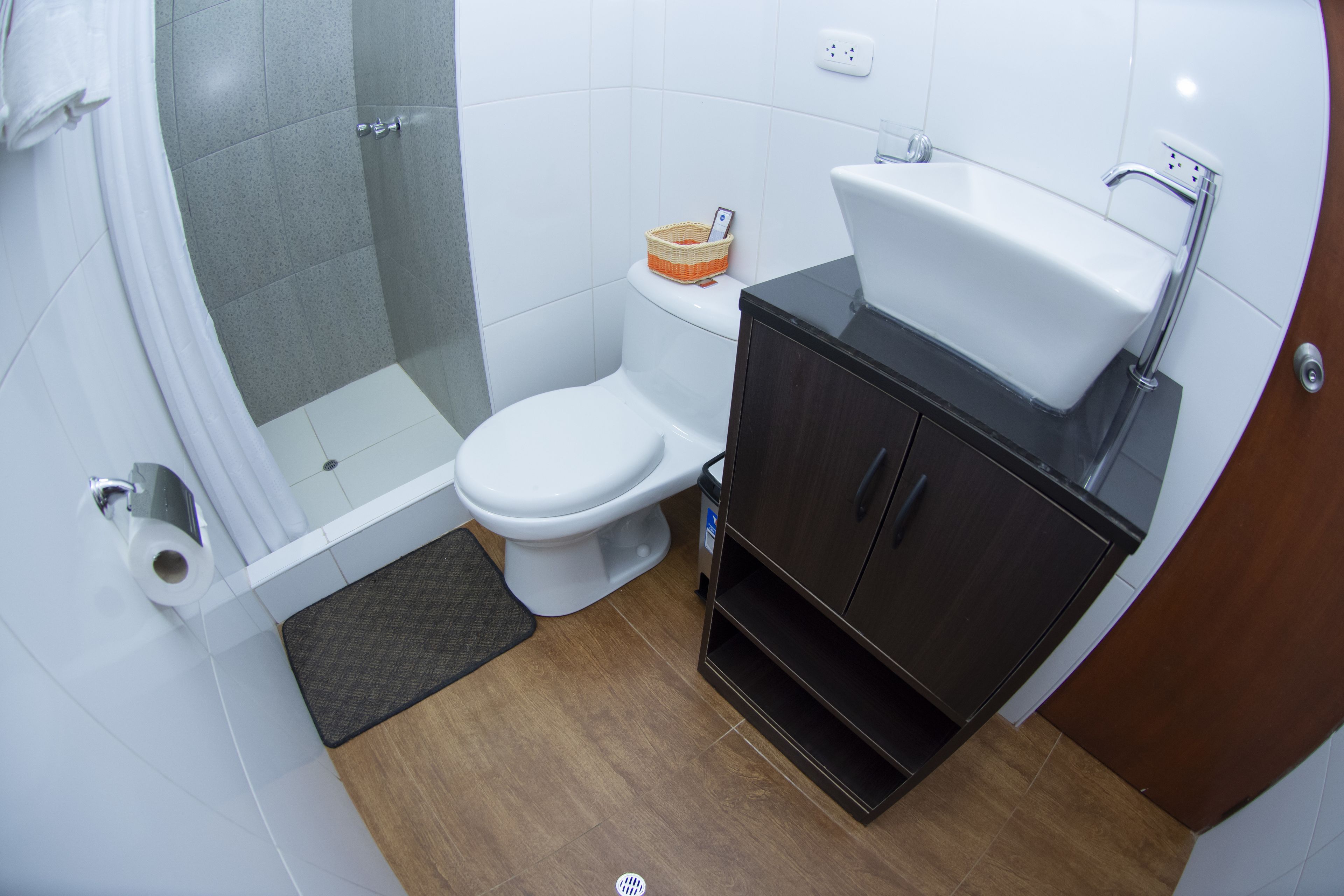 Quarto júnior | Banheiro | Chuveiro, chuveiro com efeito de chuva