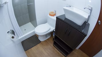 Chambre Junior | Salle de bain | Douche, douche à « effet pluie », sèche-cheveux, serviettes fournies