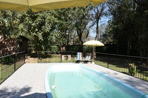 Utomhuspool, parasoller och solstolar