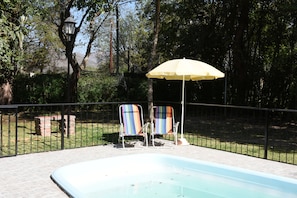 Piscine extérieure, parasols, chaises longues