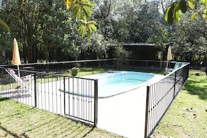 Outdoor pool, pool umbrellas, sun loungers - Cabañas Pequeño Paraiso (La Caldera)