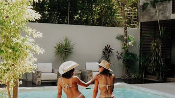 Piscine extérieure, chaises longues