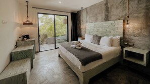 Suite King with Balcony and Pool view | Draps italiens Frette, literie de qualité supérieure, minibar