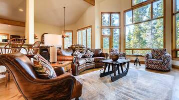 Smart-tv, een open haard, een dvd-speler en tafelvoetbal