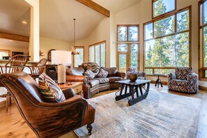 TV connectée, cheminée, lecteur de DVD, baby-foot