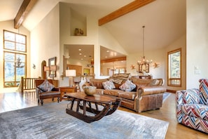 智能电视、壁炉、DVD 播放器、桌上足球