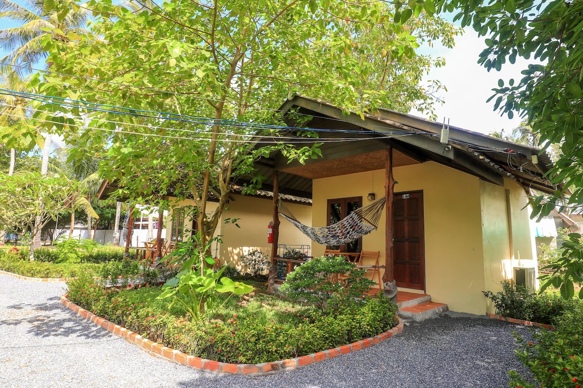 Deluxe Bungalow | Dihias secara berasingan, dilengkapkan perabot secara berasingan