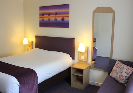 Escritorio, ropa de cama y acceso para silla de ruedas . Stables Inn Aintree