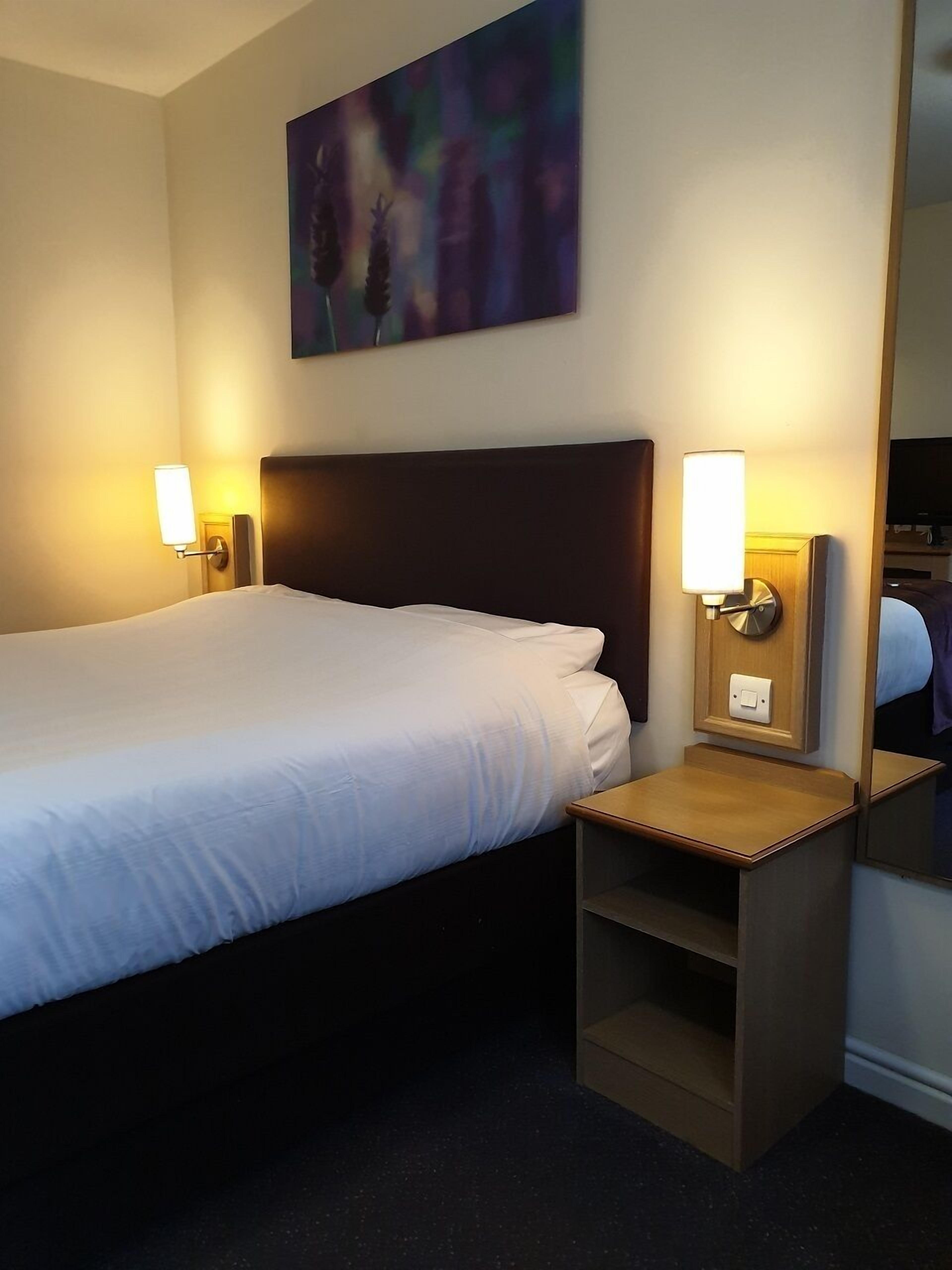 1 bedroom, desk, bed sheets, wheelchair access