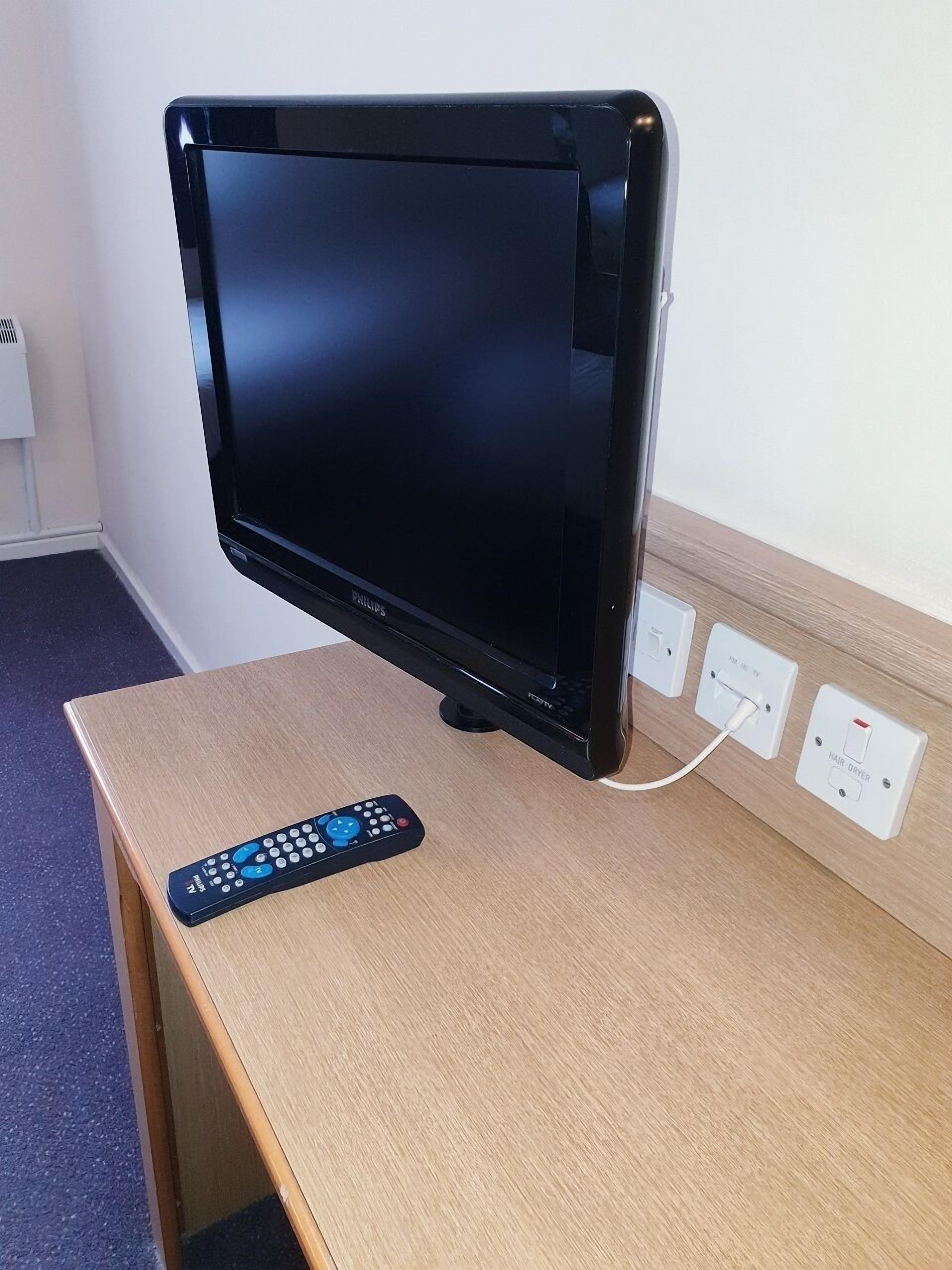 1 bedroom, desk, bed sheets, wheelchair access