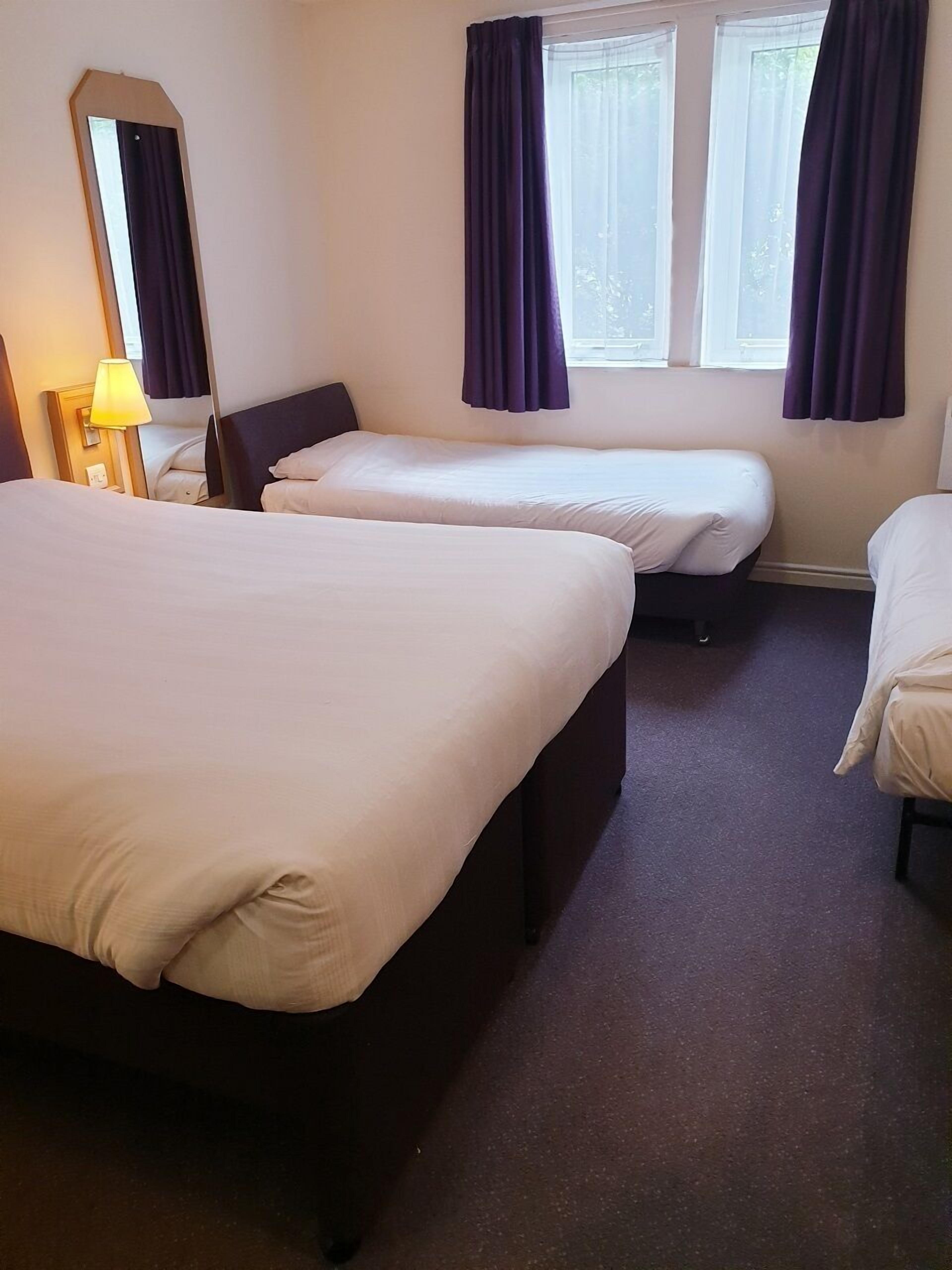 family room | 1 bedroom, desk, bed sheets, wheelchair access