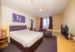 Desk, bed sheets, wheelchair access - Stables Inn Aintree (Liverpool)